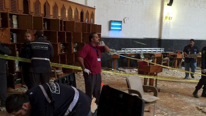 Bombový teroristický útok v kuvajtské mešitě.