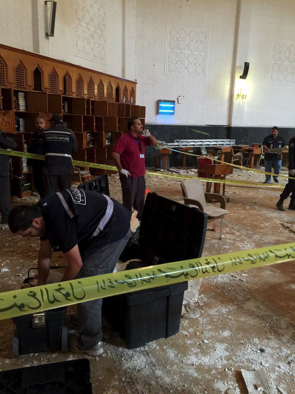 Teror v Kuvajtu - foto z vnitřku mešity