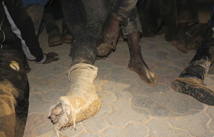 Uprchlíci, které libyjská policie zadržela během razie nedaleko hlavního města Tripolisu.