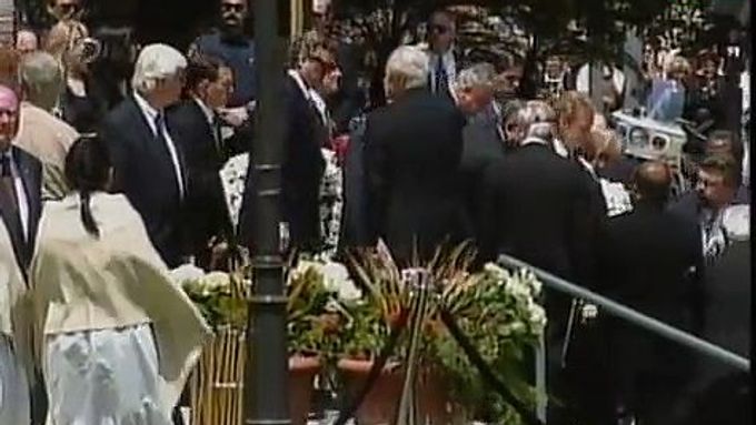 Pohřeb Franka Sinatry v Beverly Hills roku 1998 natáčela agentura AP.