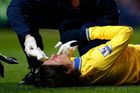 Jméno Tomáš Rosický je pro mnohé fotbalové fanoušky už synonymem zraněného fotbalisty. Celou letošní sezonu chyběl kvůli zraněnému kolenu, když se vrátil odehrál 19 minut a zraněný je znovu. Od sezony 2007/2008, kdy se v Arsenalu zranil na dlouhých 434 dnů se pětatřicetiletý záložník potýká se zdravotními problémy každou sezonu. A fanouškům už dochází trpělivost. Po nejčerstvější Rosického zdravotní komplikaci ho fandové vyzývají, aby ukončil kariéru. Vždyť už před letošní sezonou chyběl Arsenalu více než tisíc dvě stě dnů.