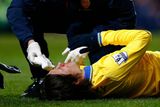 Jméno Tomáš Rosický je pro mnohé fotbalové fanoušky už synonymem zraněného fotbalisty. Celou letošní sezonu chyběl kvůli zraněnému kolenu, když se vrátil odehrál 19 minut a zraněný je znovu. Od sezony 2007/2008, kdy se v Arsenalu zranil na dlouhých 434 dnů se pětatřicetiletý záložník potýká se zdravotními problémy každou sezonu. A fanouškům už dochází trpělivost. Po nejčerstvější Rosického zdravotní komplikaci ho fandové vyzývají, aby ukončil kariéru. Vždyť už před letošní sezonou chyběl Arsenalu více než tisíc dvě stě dnů.
