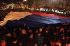 Pod dvacetimetrovou vlajkou dav zpíval Modlitbu Marty Kubišové.