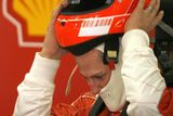 Sedminásobný mistr světa Michael Schumacher se připravuje v Barceloně na test monopostu Ferrari. Do kokpitu formule jedna se vrítil po roce, na konci minulé sezony ohlásil konec závodní kariéry.