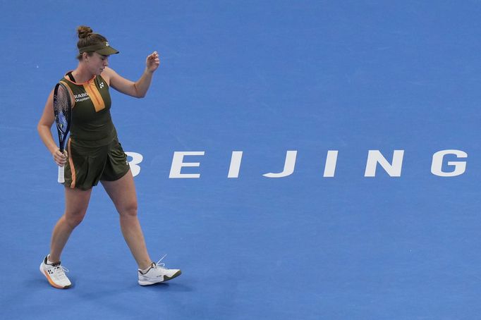 Linda Nosková ve finále turnaje v Pekingu s Amandou Anisimovovou.