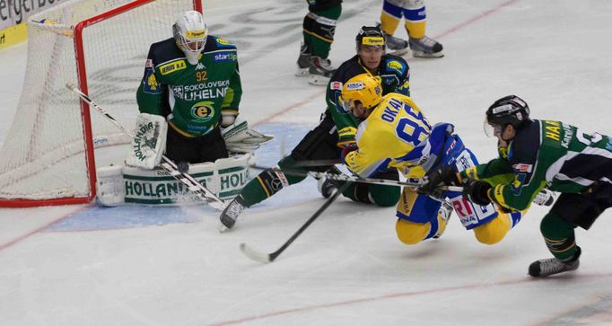 Hokej, extraliga, Zlín - Karlovy Vary: Zdeněk Okál (88) - Tomáš Závorka