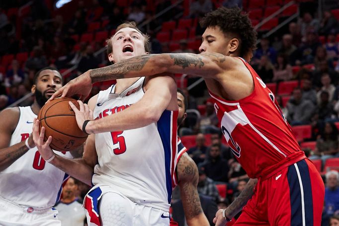 Kelly Oubre Jr. z Washingtonu fauluje detroitského Luke Kennarda