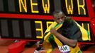 Jamajský sprinter Usain Bolt se raduje z vítězství a světového rekordu ve štafetě 4x100 metrů na OH 2012 v Londýně.