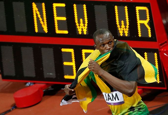 Jamajský sprinter Usain Bolt se raduje z vítězství a světového rekordu ve štafetě 4x100 metrů na OH 2012 v Londýně.