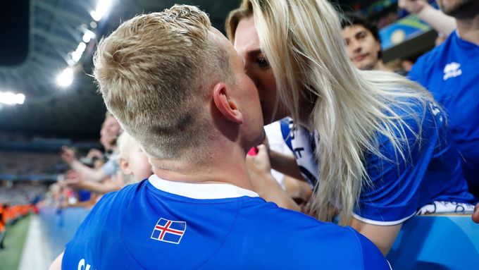 Fotbalistům Islandu pokračuje na premiérovém Euru sen, po postupu ze skupiny přehráli v osmifinále Anglii.