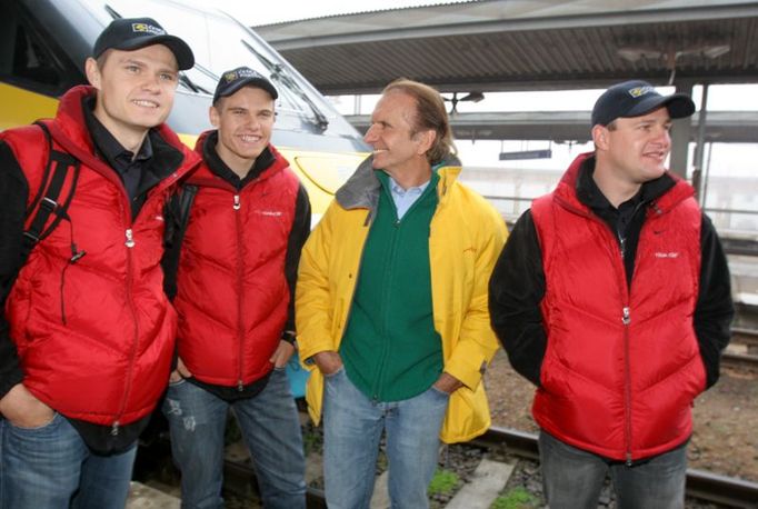 Emerson Fittipaldi se závodníky českého týmu - bratry Janišovými (vlevo) a Tomášem Engem - na nástupišti nádraží Praha-Holešovice před odjezdem vlaku v 8 hodin 26 minut.