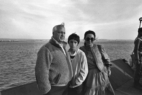 Archivní fotografie Ariela Šarona s ženou a synem