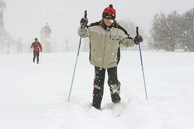 Na Břevnovské pláni napadlo třicet centimetrů sněhu.