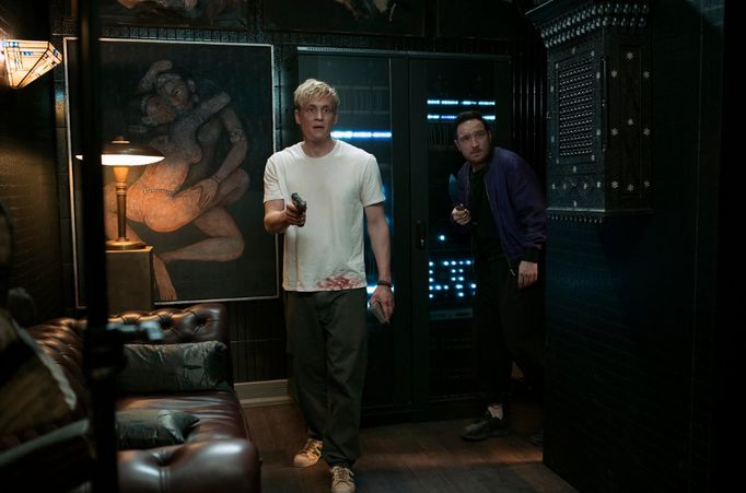 Německý thriller Cihla měl na Netflixu premiéru 10. července. Natáčel se v pražských barrandovských ateliérech. Na snímku Matthias Schweighöfer a Frederick Lau.