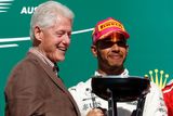 Další VIP personou byl bývalý americký prezident Bill Clinton, který předával trofej vítězi Lewisi Hamiltonovi.