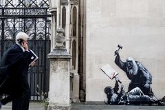 Soudce bije demonstranta. Na soudní budově v Londýně se objevilo nové Banksyho dílo