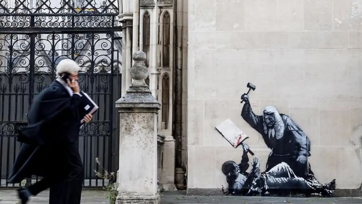 Soudce bije demonstranta. Na soudní budově v Londýně se objevilo nové Banksyho dílo; Zdroj foto: @banksy