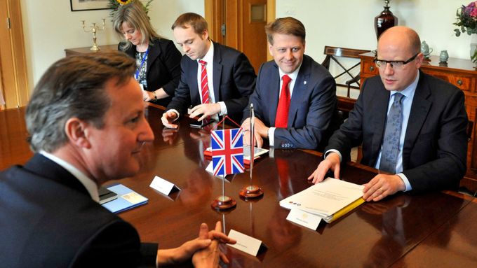 David Cameron a Bohuslav Sobotka na jednání v Bratislavě.