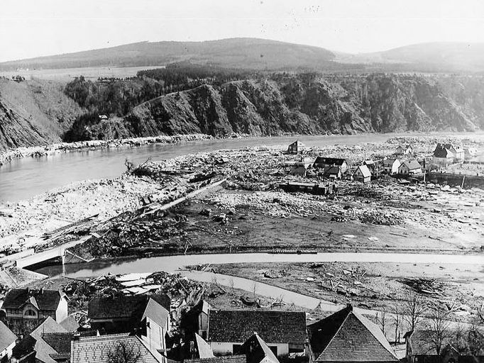 Historická fotografie zachycující výstavbu vodní nádrže Štěchovice, která probíhala mezi lety 1937 a 1944, navzdory válečným komplikacím.