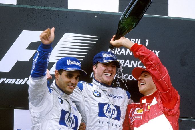 Setkání s bratrem Michaelem na stupních vítězů v Magny Cours, 2003. Vlevo je Ralfův týmový kolega Juan Pablo Montoya.