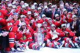 Hokejové Chicago slaví třetí Stanley Cup za posledních šest let, čímž v hokejovém světě vytvořilo bezkonkurenční dynastii. Po zavedení platových stropů v NHL nemá obdoby, aby jeden tým nad ostatními takhle dominoval. Letošní finále ale přineslo i jiné silné či smutné sportovní příběhy.