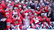 Hokejové Chicago slaví třetí Stanley Cup za posledních šest let, čímž v hokejovém světě vytvořilo bezkonkurenční dynastii. Po zavedení platových stropů v NHL nemá obdoby, aby jeden tým nad ostatními takhle dominoval. Letošní finále ale přineslo i jiné silné či smutné sportovní příběhy.