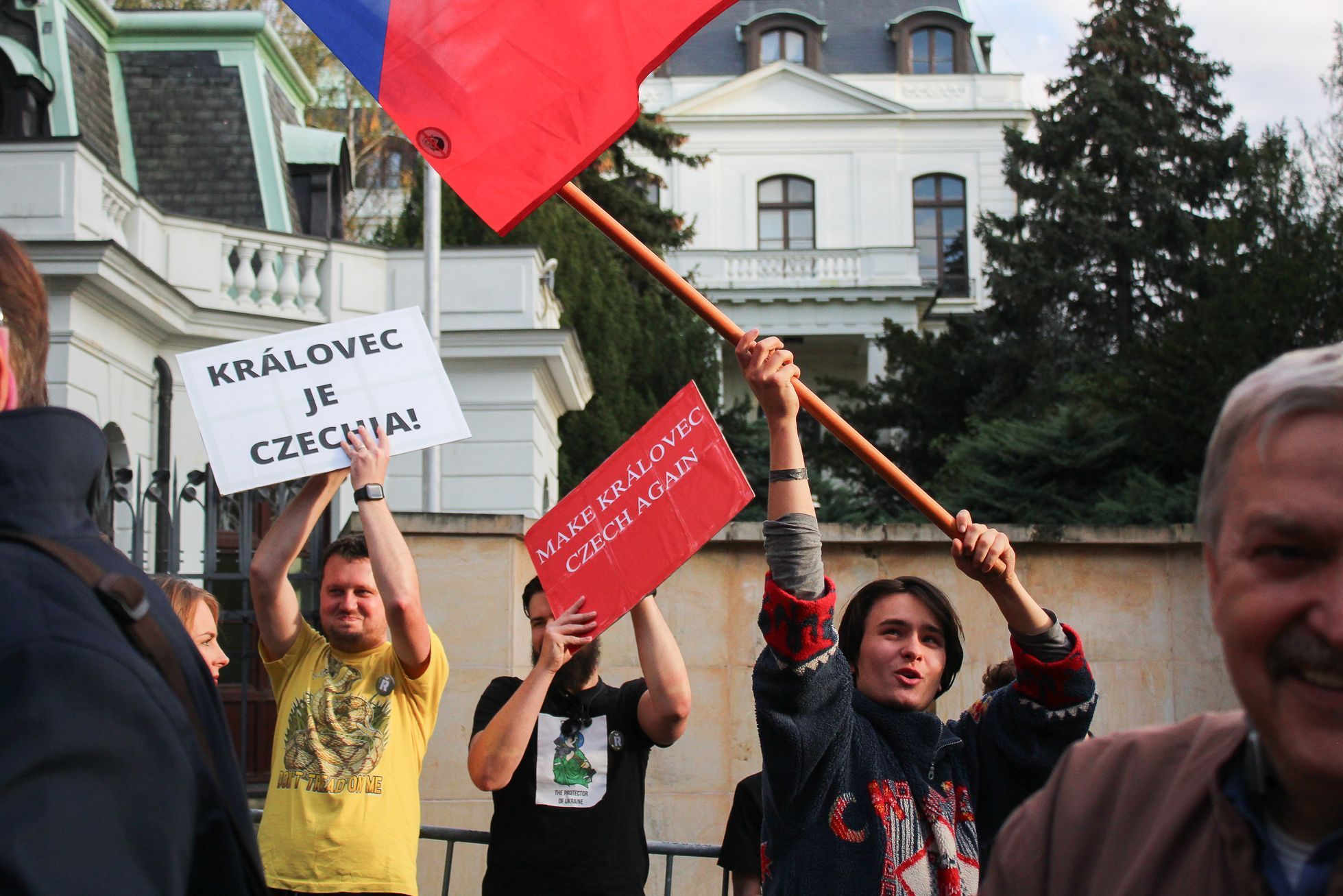 Královec, referendum o připojení, satirická akce před ruskou ambasádou