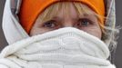 Karen Gaskell wears a heavy muffler as she takes a walk in Minneapolis, January 23, 2013. The Upper Midwest remains locked in a deep freeze, with bitter sub-zero temperatures and wind chills stretching into a fourth day across several states due to waves of frigid Arctic air. REUTERS/Eric Miller (UNITED STATES - Tags: ENVIRONMENT) Published: Led. 23, 2013, 8:05 odp.