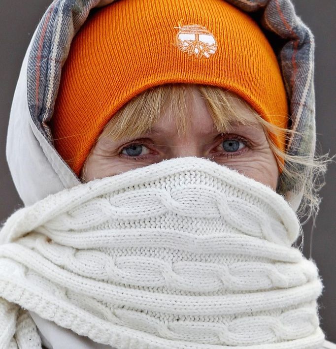 Karen Gaskell wears a heavy muffler as she takes a walk in Minneapolis, January 23, 2013. The Upper Midwest remains locked in a deep freeze, with bitter sub-zero temperatures and wind chills stretching into a fourth day across several states due to waves of frigid Arctic air. REUTERS/Eric Miller (UNITED STATES - Tags: ENVIRONMENT) Published: Led. 23, 2013, 8:05 odp.