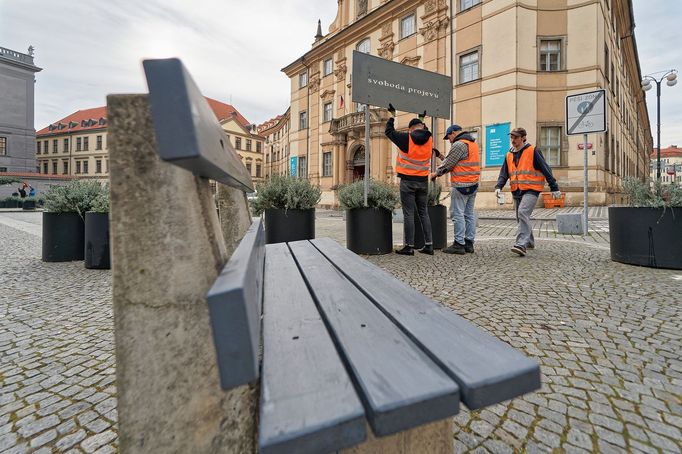 Demonstrativní umístění opravené lavičky, která měla sloužit jako reklamní poutač, zpět do veřejného prostoru.