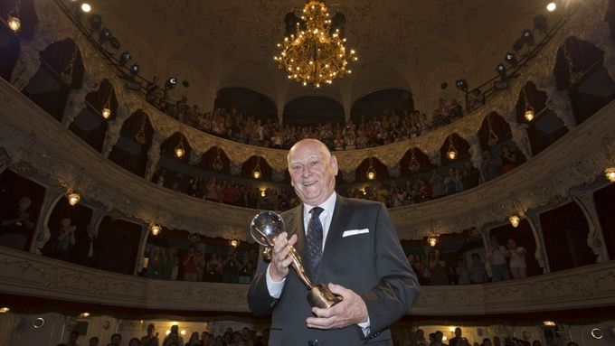 Theodor Pištěk dostal Křišťálový glóbus na jevišti karlovarského divadla.