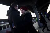 Další loučení probíhá na Severním nádraží v rumunské Bukurešti, kam přijelo mnoho prchajících Ukrajinců. Julia se loučí s manželem Ruslanem před nástupem do vlaku, který míří do Maďarska.