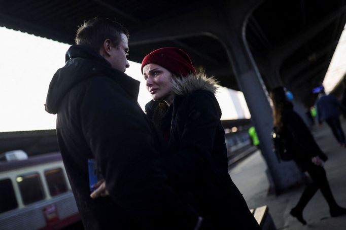 Na Severním nádraží v Bukurešti probíhá další rozluka. Julia se loučí s manželem Ruslanem před nástupem do vlaku, který míří do Budapešti.