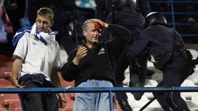 Rvačky mezi policií a fanoušky Marseille skončily někdy až krvavě