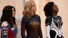 Iman Vellani v roli Ms. Marvel, Brie Larson jako Captain Marvel a Teyonah Parris coby Monica Rambeau.