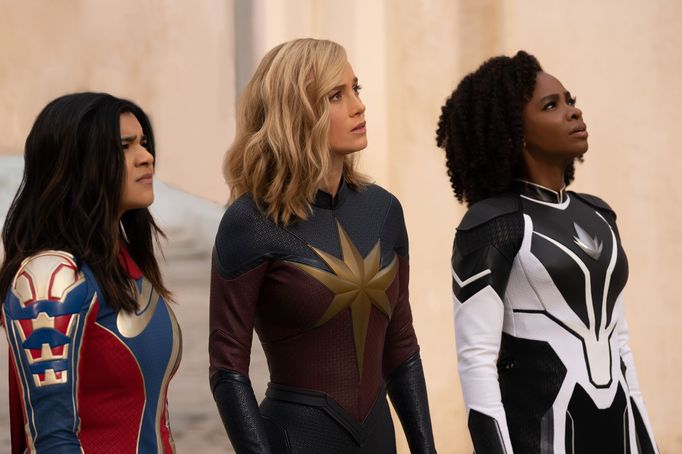 Iman Vellani v roli Ms. Marvel, Brie Larson jako Captain Marvel a Teyonah Parris coby Monica Rambeau.