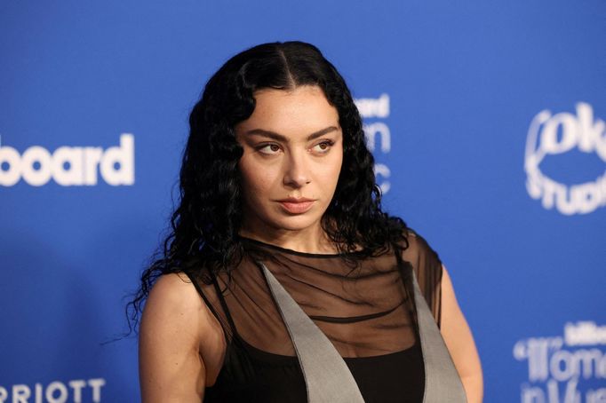 Zpěvačka Charli XCX na předávání cen Billboard Women in Music.