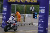 Britský závodník James Toseland vyjíždí na Hondě z boxů při MS superbiků v Brně.