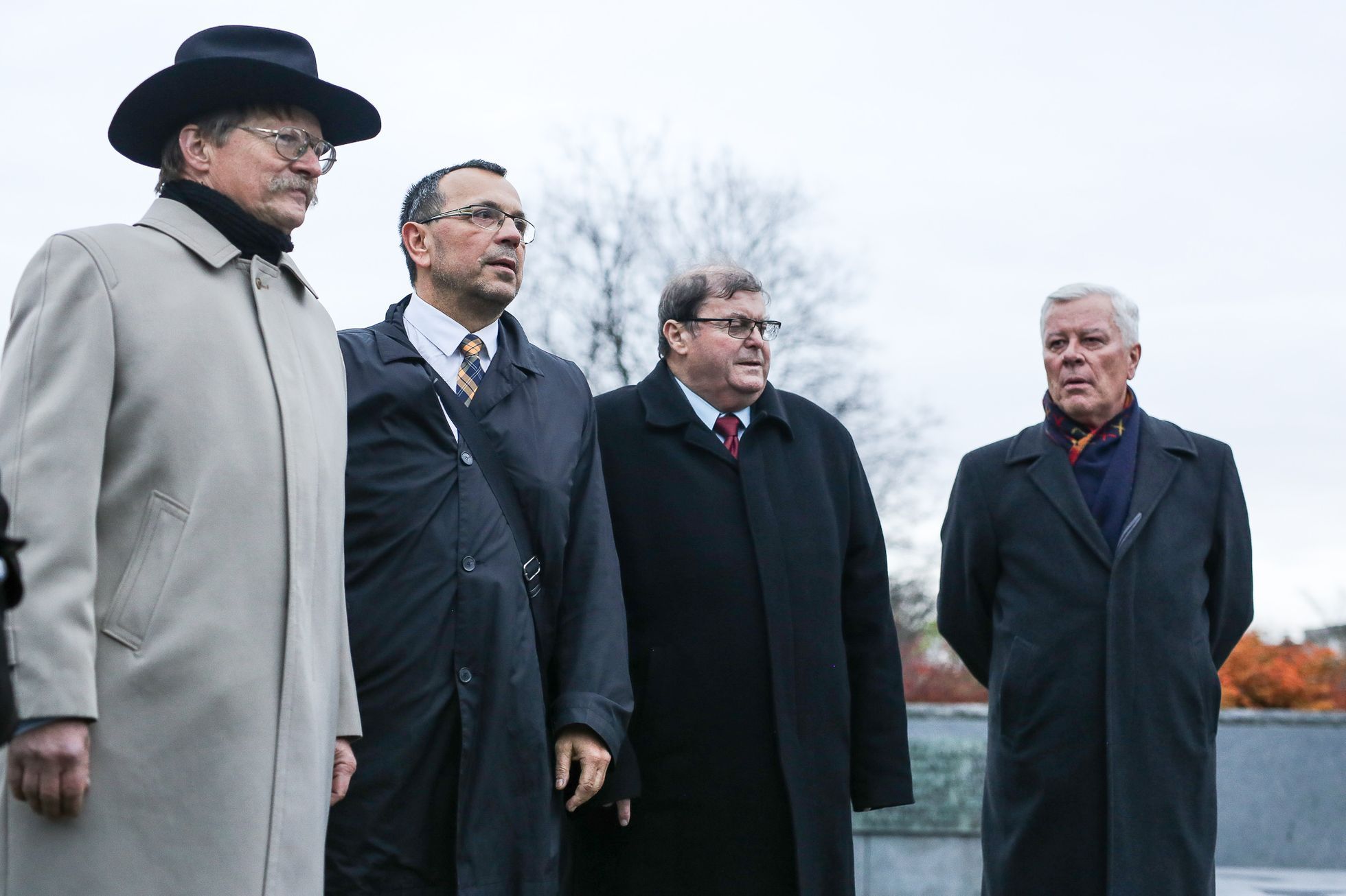 Protest proti vysvětlující tabulce u sochy maršála Koněva - pořádala KSČM