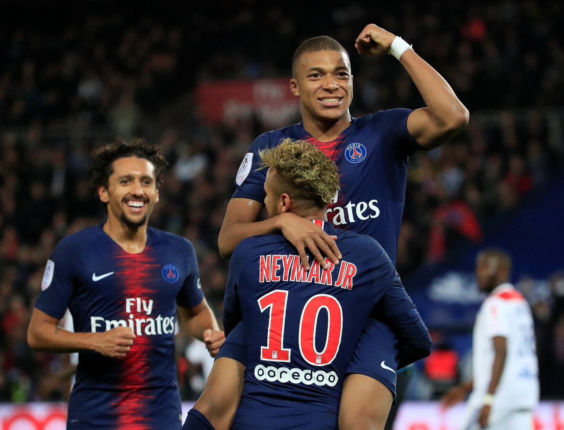 Kylian Mbappé a Neymar slaví gól PSG