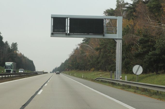 Řada tabulí během testu "mlčela".