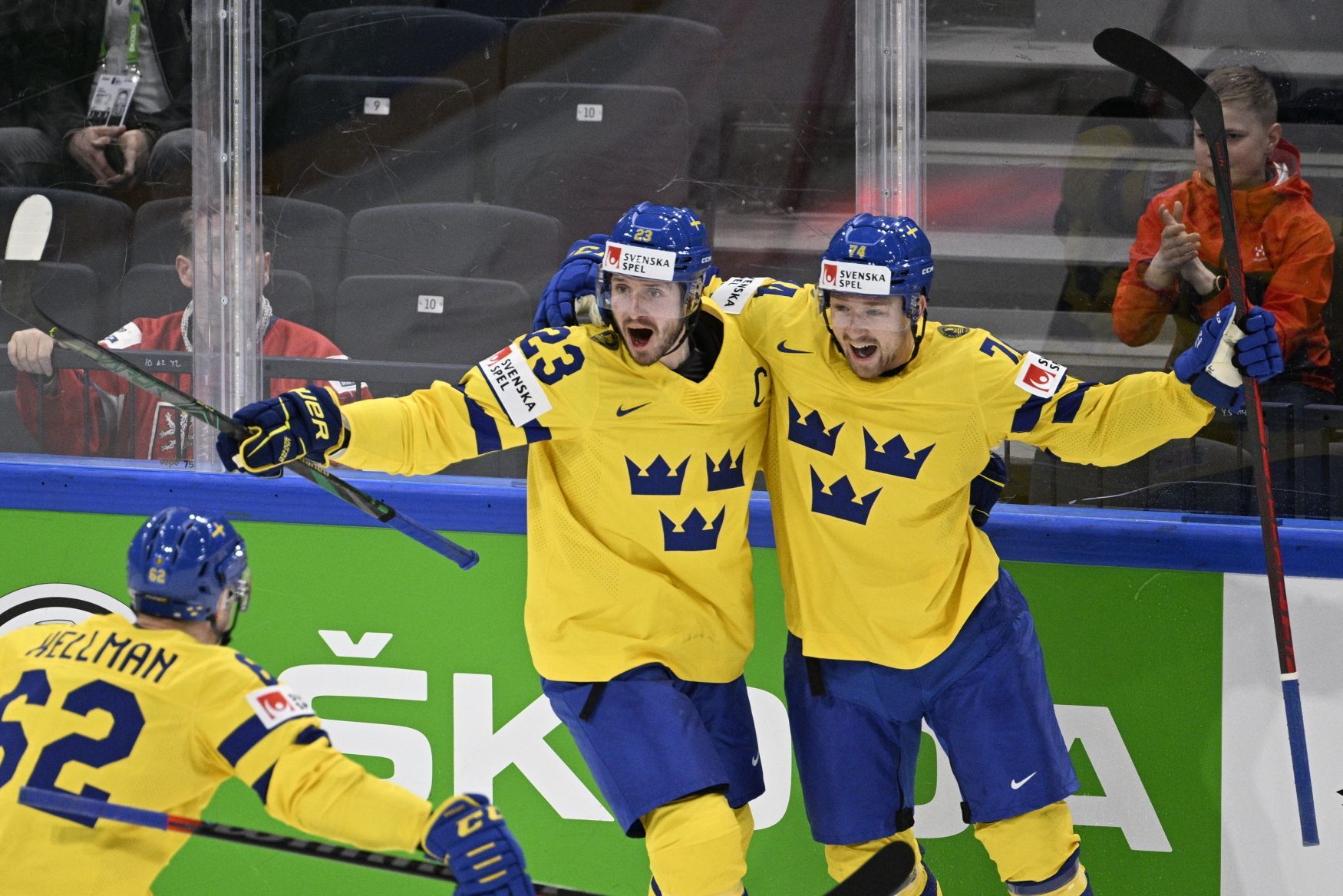 MS v hokeji 2022: Švédští hokejisté slaví gól proti českému týmu