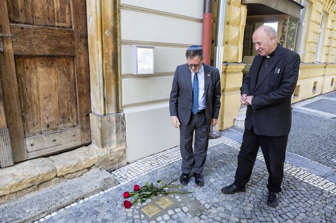 Olomoucký arcibiskup Jan Graubner (na snímku vpravo) vedle velvyslance Státu Izrael Daniela Merona při pietní akci Kameny zmizelých. Prostějov, rok 2020.