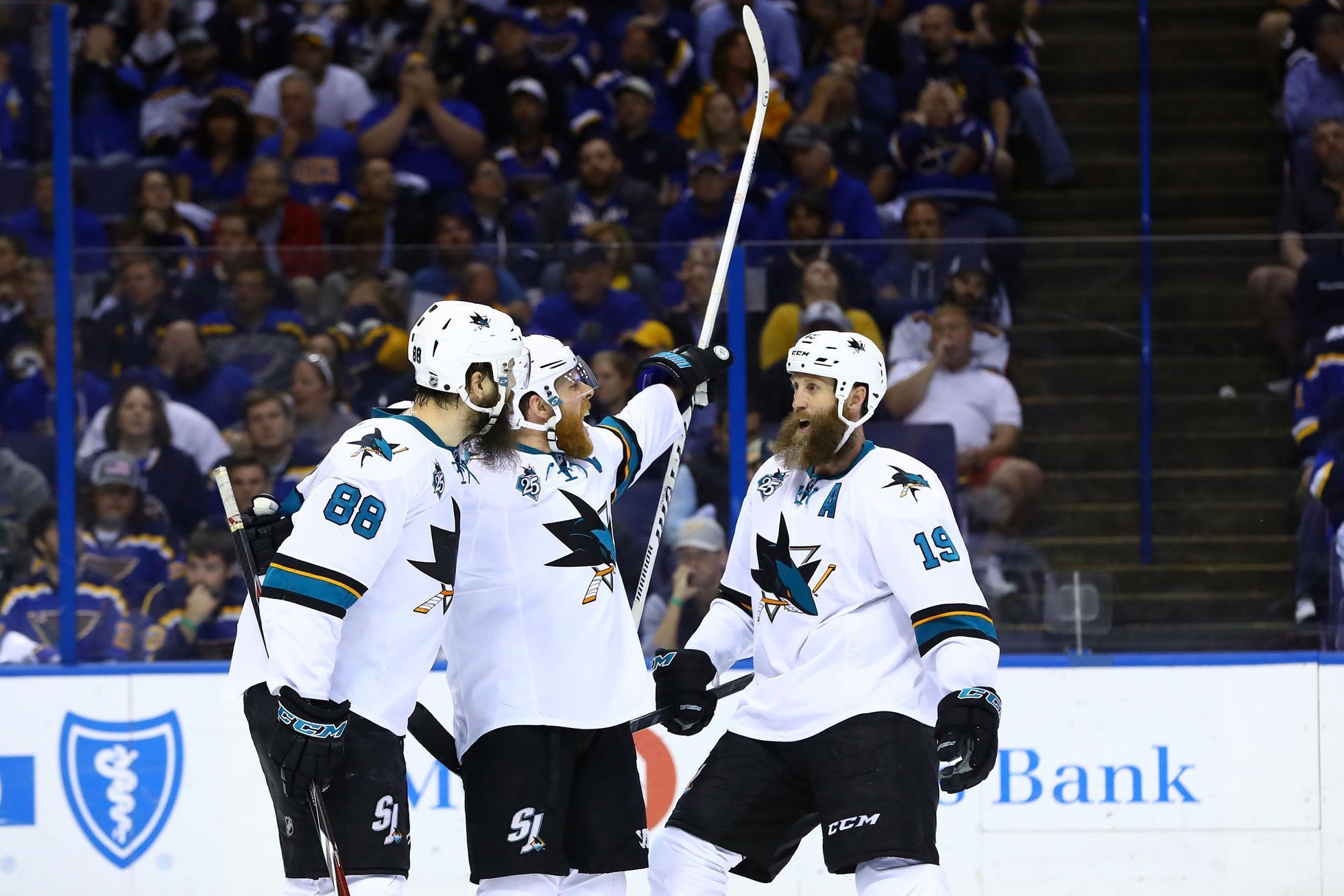 Joe Pavelski (8), Brent Burns (88) a Joe Thornton (19)