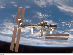 Mezinárodní vesmírná stanice ISS se obvykle pohybuje ve výšce 350 až 400 km nad Zemí. Pohled z raketoplánu.