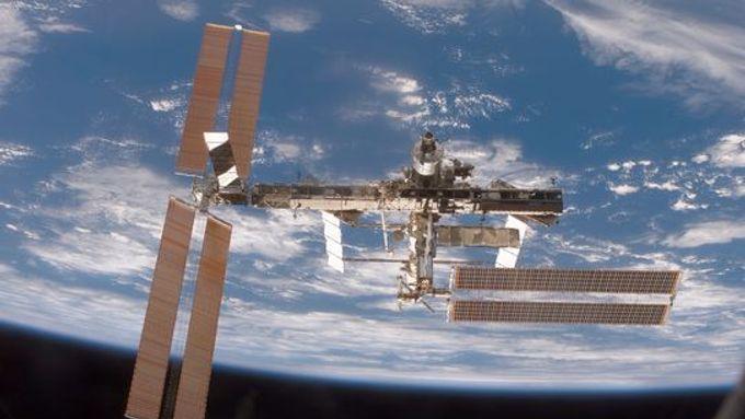 Mezinárodní vesmírná stanice ISS se obvykle pohybuje ve výšce 350 až 400 km nad Zemí. Pohled z raketoplánu.