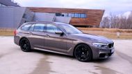 BMW má v portfoliu takové verze dvě, jednak M550i, tedy s osmiválcovým motorem laděným sportovní divizí, a pak zmíněné M550d, to lze ale na rozdíl od M550i zvolit i jako kombík, tedy Touring.