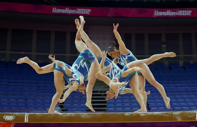 Matias Hypolito of Brazil practices on the beam during a gymnastics training session at the O2 Arena before the start of the London 2012 Olympic Games July 26, 2012. REUTERS/Brian Snyder (BRITAIN - Tags: SPORT OLYMPICS SPORT GYMNASTICS TPX IMAGES OF THE DAY) Published: Čec. 26, 2012, 10:38 dop.