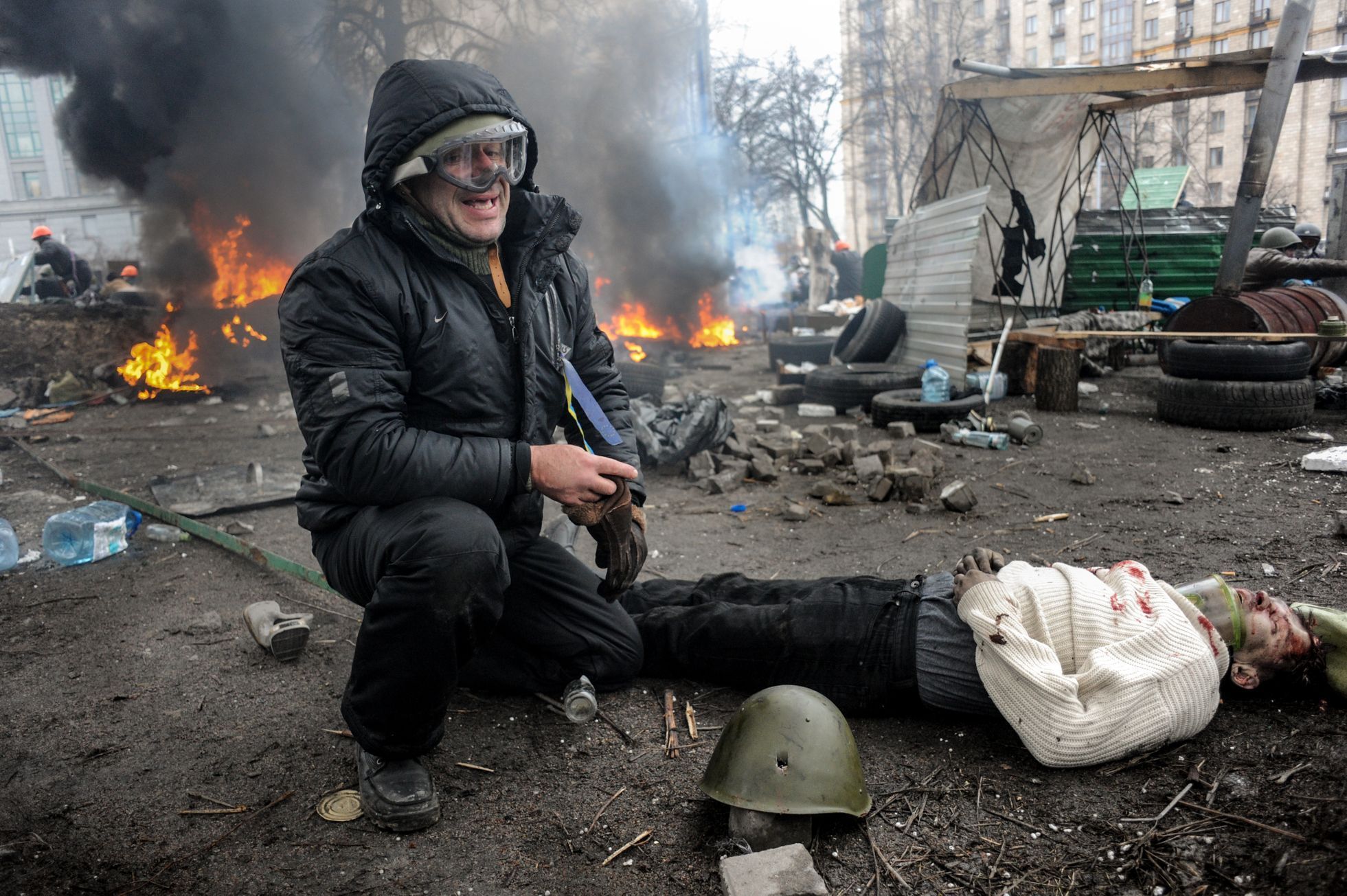 Pláč nad jedné z obětí masakru na kyjevském Majdanu 20.2.2014.