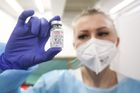 Třetí dávka Moderny se od pondělí dává v Česku poloviční. Stačí to, říká vakcinolog